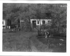 Bauernhaus mit Garten und Wäscherin / Leibls Atelierhaus by Johann Sperl