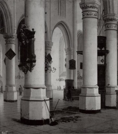 Interieur van de Nieuwe Kerk in Delft by Hendrick Cornelisz van Vliet