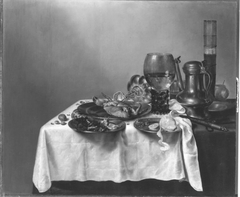 Stillleben mit Stangenglas, Zinnkanne und Weinrömer by Willem Claesz Heda