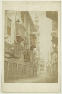 Gezicht op een straat met minaret in Cairo by Unknown Artist