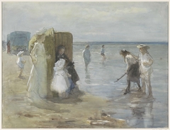 Gezicht langs de vloedlijn aan het Scheveningse strand, met twee dames en kinderen by Johan Antonie de Jonge