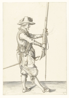 Soldaat die zijn musket met beide handen rechtop voor zich vasthoudt by Jacob de Gheyn II