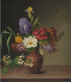 Vase i græsk stil med iris, syren og kaprifolium by Hermania Neergaard