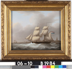 Zeegezicht met schip met volle zeilen by Martinus Schouman